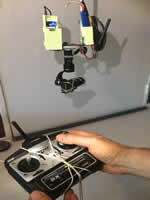 La caméra d'action est stabilisée via une nacelle gyroscopique Feiyu G4S
