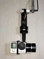 La caméra d'action est stabilisée via une nacelle gyroscopique Feiyu G4S